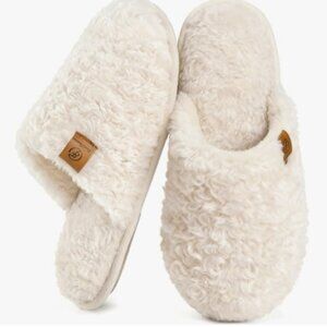 EverFoams Women's Fuzzy Slip-on Slippers -NWT